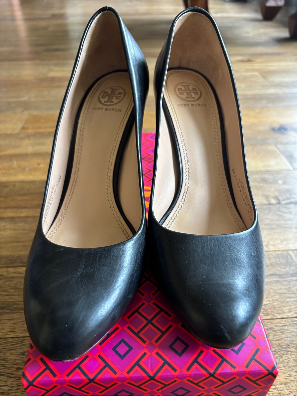 Tory Burch Black Leather Pumps Gold Hardware Heel Size 8.5M - Picture 5 of 13